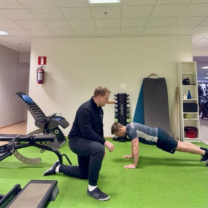 Fysioterapeutin ohjaamaa harjoittelua Fit Lahti keskuksessa.