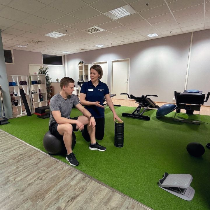 Kehonhuollon ohjausta hieronnan yhteydessä Fit Lahdessa.