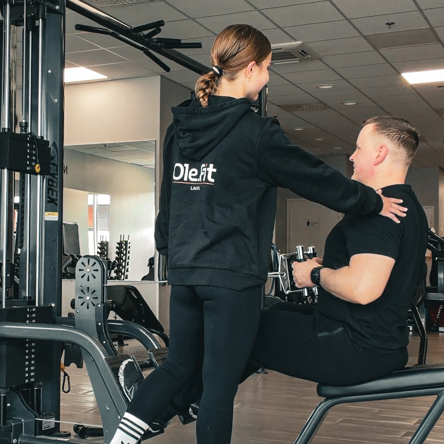 Personal trainer ohjaa harjoittelijaa Fit Lahti kuntosalilla.