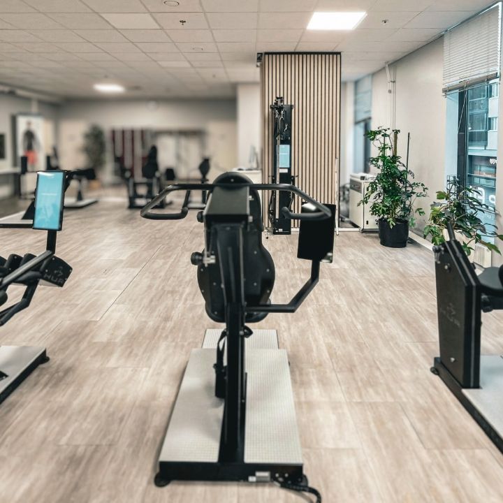 HUR-älykuntosalin laitteistoa Fit Lahti kuntokeskuksessa.